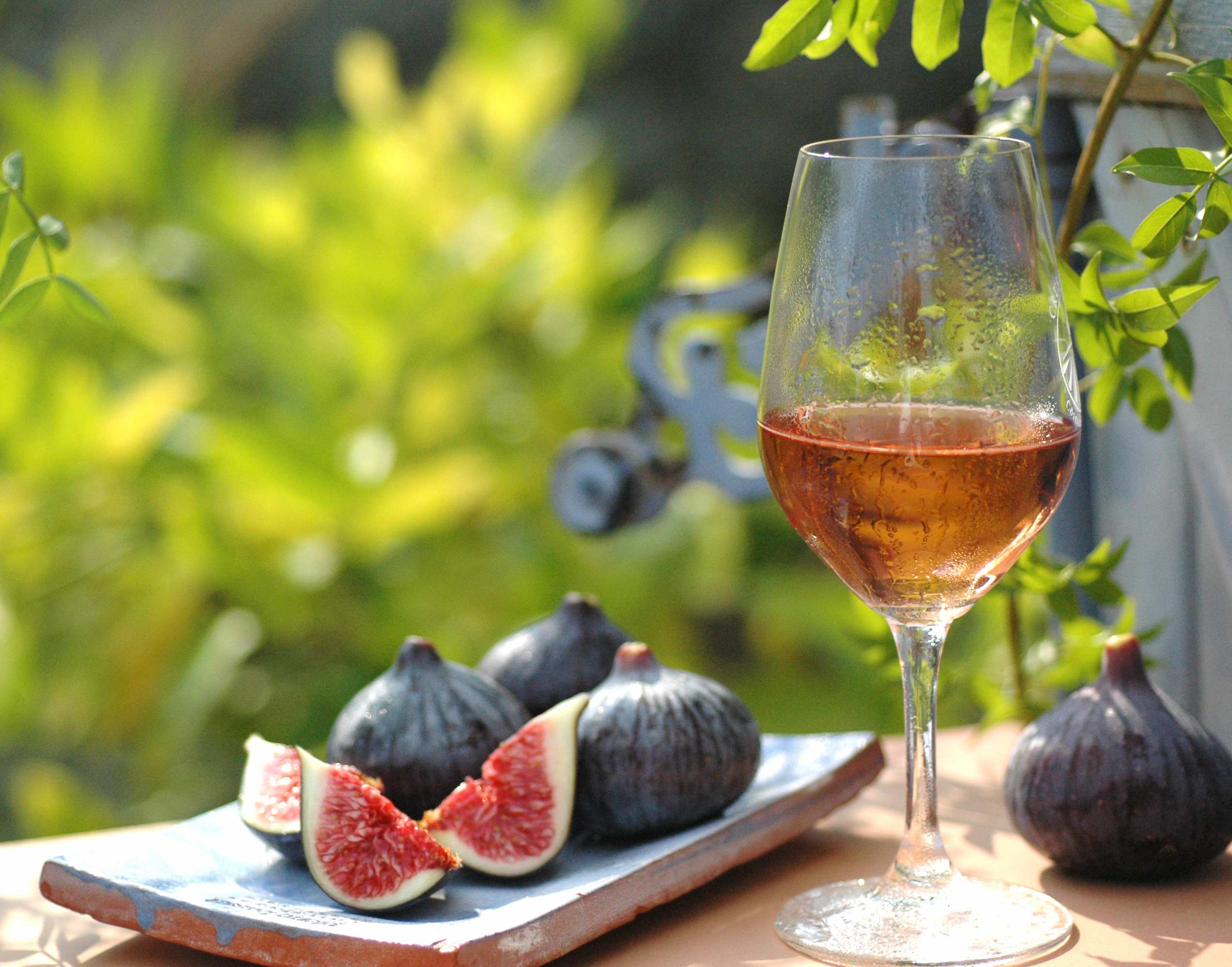Verre de vin ros&eacute; dans une ambiance proven&ccedil;ale